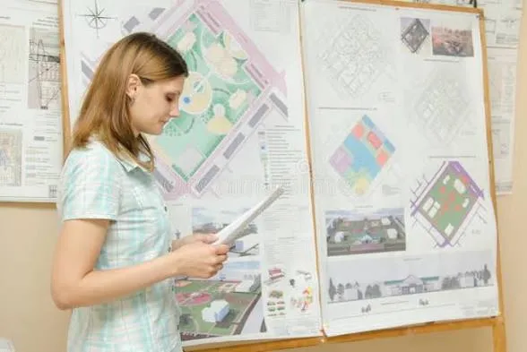 Student presenting academic project